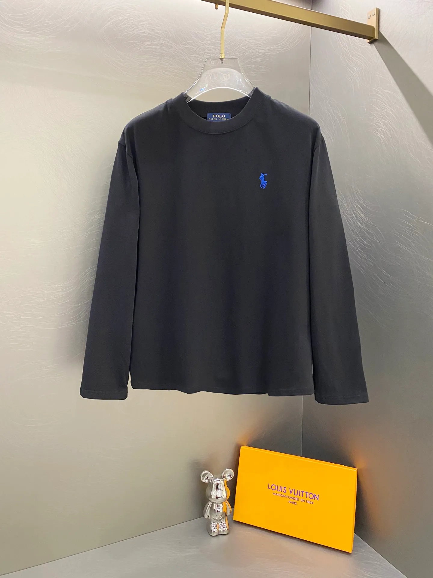 P230 Ralph Lauren new model is on the market 25ss 350G heavy washed frayed high-end embroidered long sleeves with small logo on the front and cut patch embroidery on the back for couples. A high-end simple style that you will never get tired of. Pocket patch embroidery simple style, high-end temperament wear, perfect detail processing 💯 The classic logo logo on the upper body is super good-looking. Fabric: 300g Version: Loose T-shirt Color: Black White